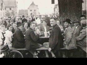 Schützen im Biergarten.jpg